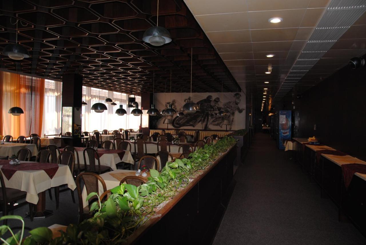 Hotel Labe Пардубице Экстерьер фото