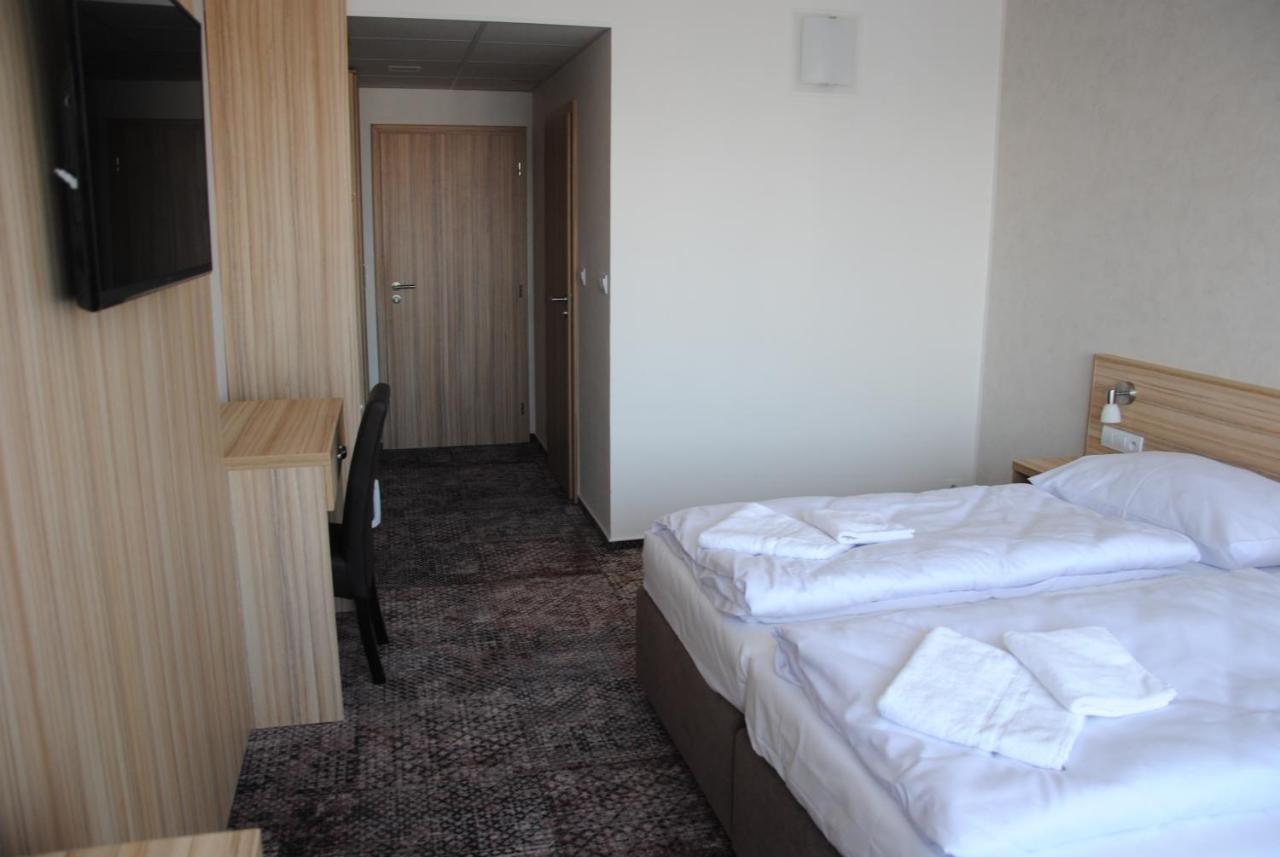 Hotel Labe Пардубице Экстерьер фото
